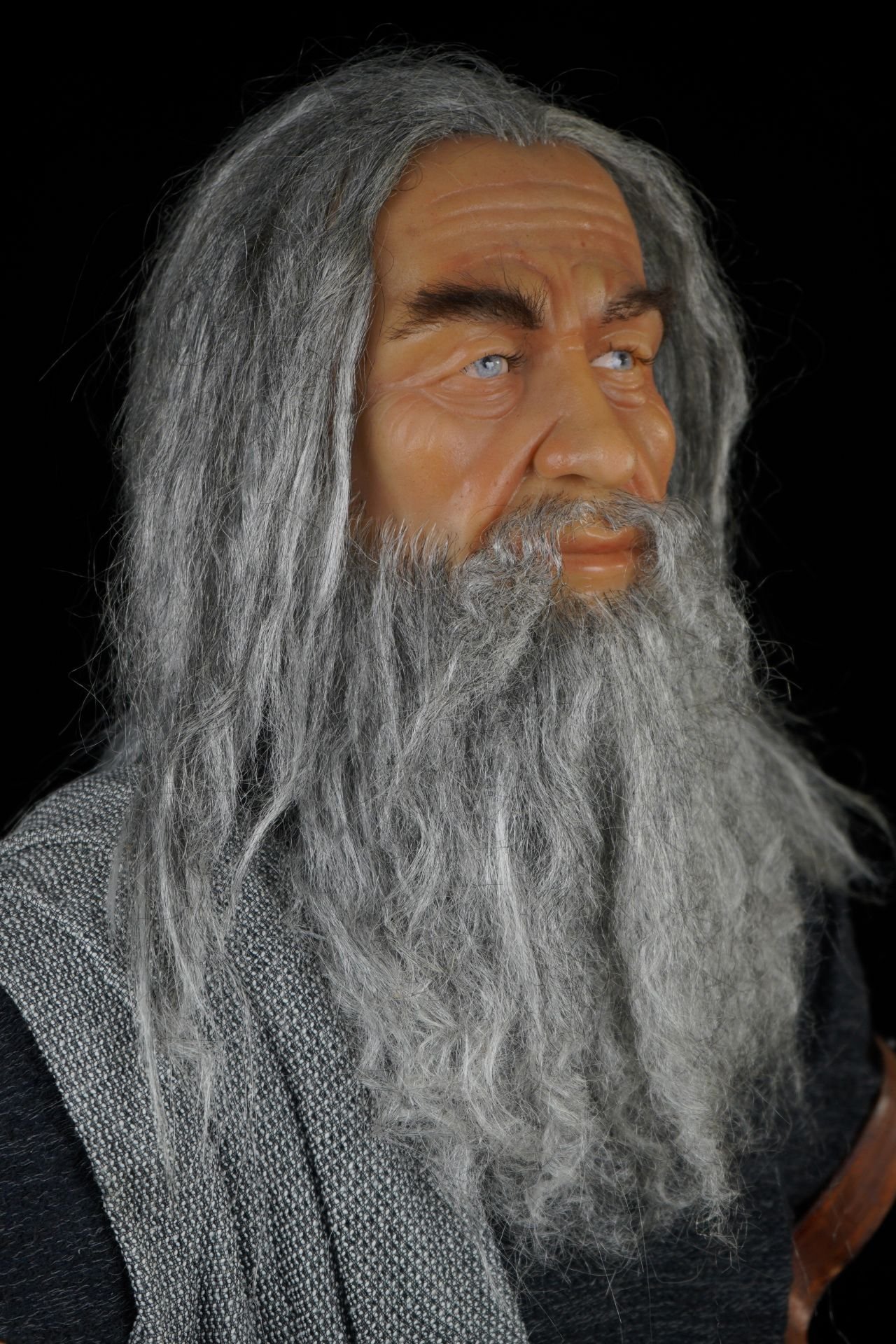 Bilge Büyücü Balmumu Büstü – Efsanevi Silikon Heykel (FİYAT ALINIZ)