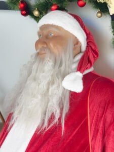 Gerçek Görünümlü Silikon Noel Baba Heykeli – Profesyonel Yılbaşı Dekoru ve Mekan Tasarımı