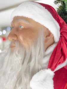 Gerçek Görünümlü Silikon Noel Baba Heykeli – Profesyonel Yılbaşı Dekoru ve Mekan Tasarımı