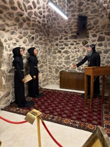 Süryani Manastır Öğrencileri Silikon Heykel