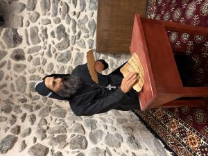 Oturan Rahip Silikon Heykel