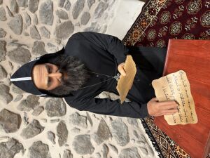 Oturan Rahip Silikon Heykel