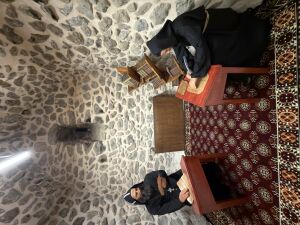 Oturan Rahip Silikon Heykel