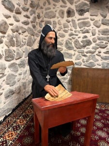Oturan Rahip Silikon Heykel