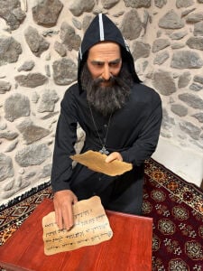 Oturan Rahip Silikon Heykel