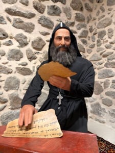 Oturan Rahip Silikon Heykel