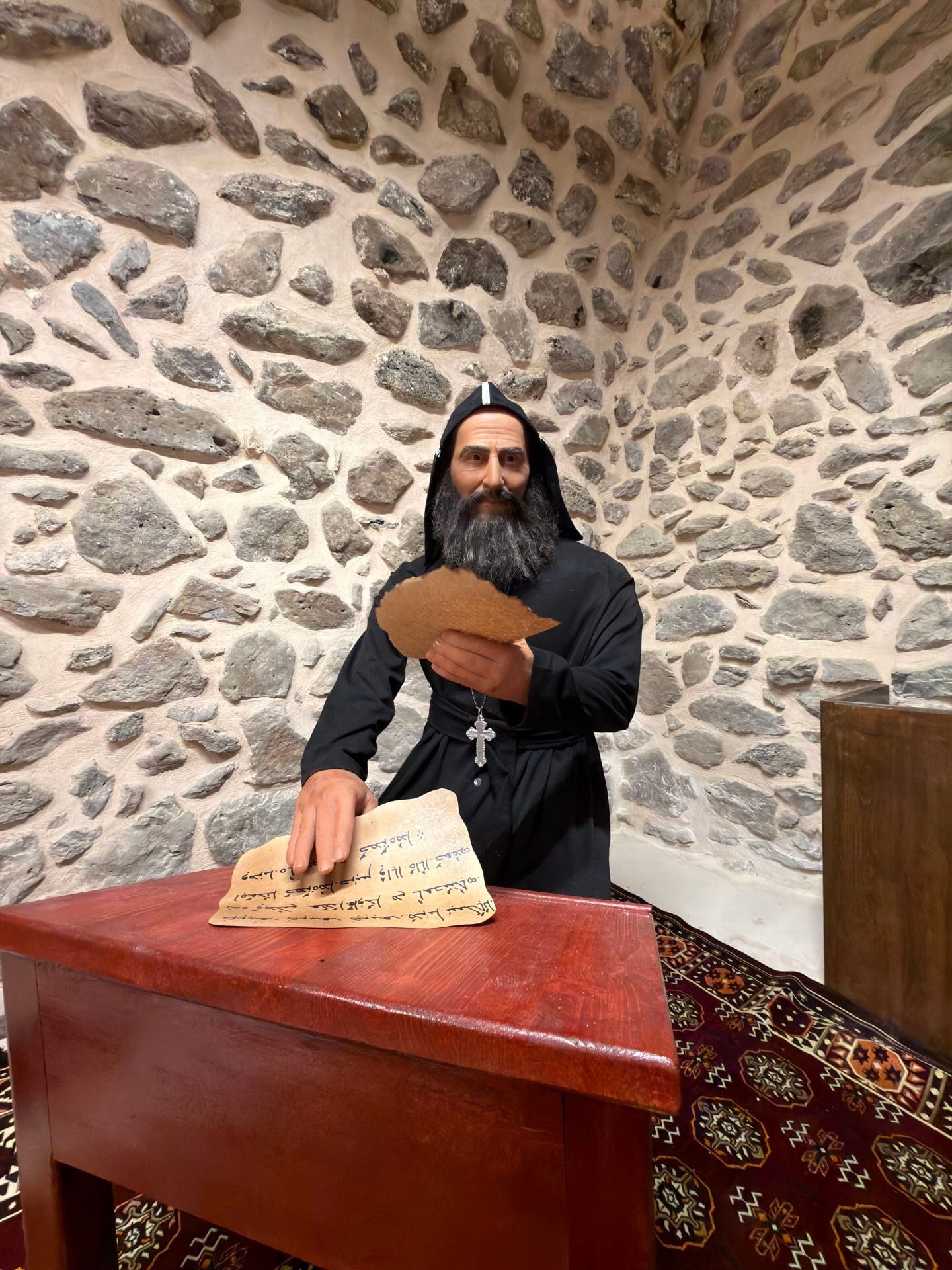 Oturan Rahip Silikon Heykel