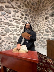 Oturan Rahip Silikon Heykel