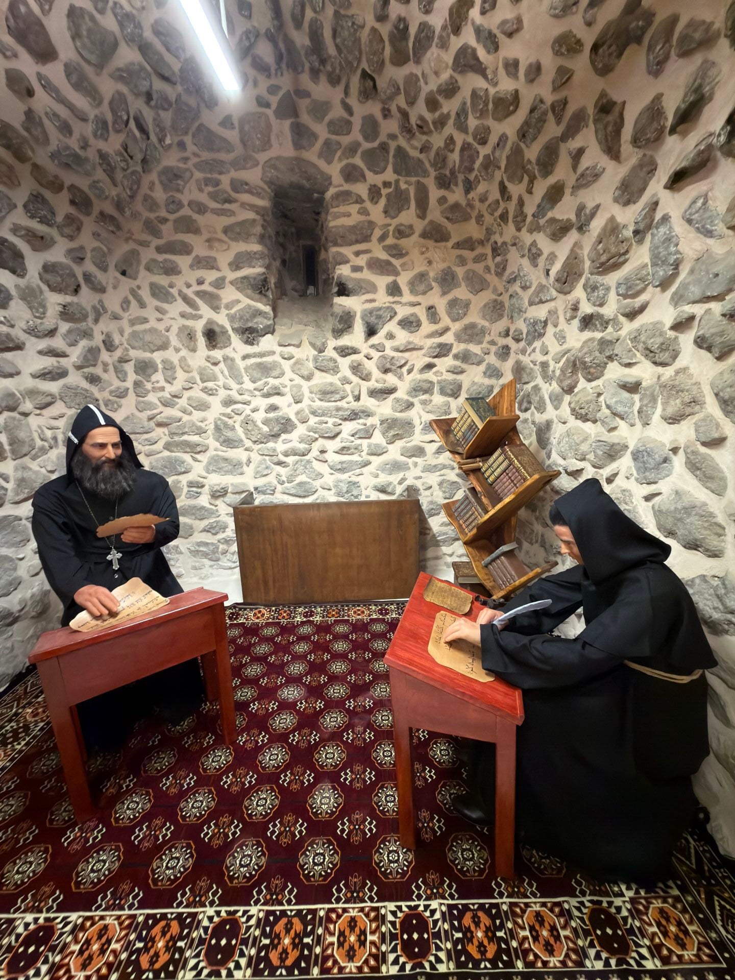 Oturan Rahip Silikon Heykel