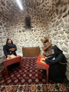 Oturan Rahip Silikon Heykel