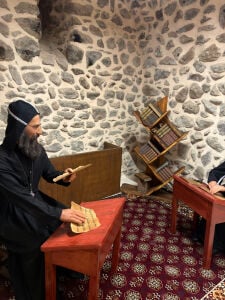 Oturan Rahip Silikon Heykel